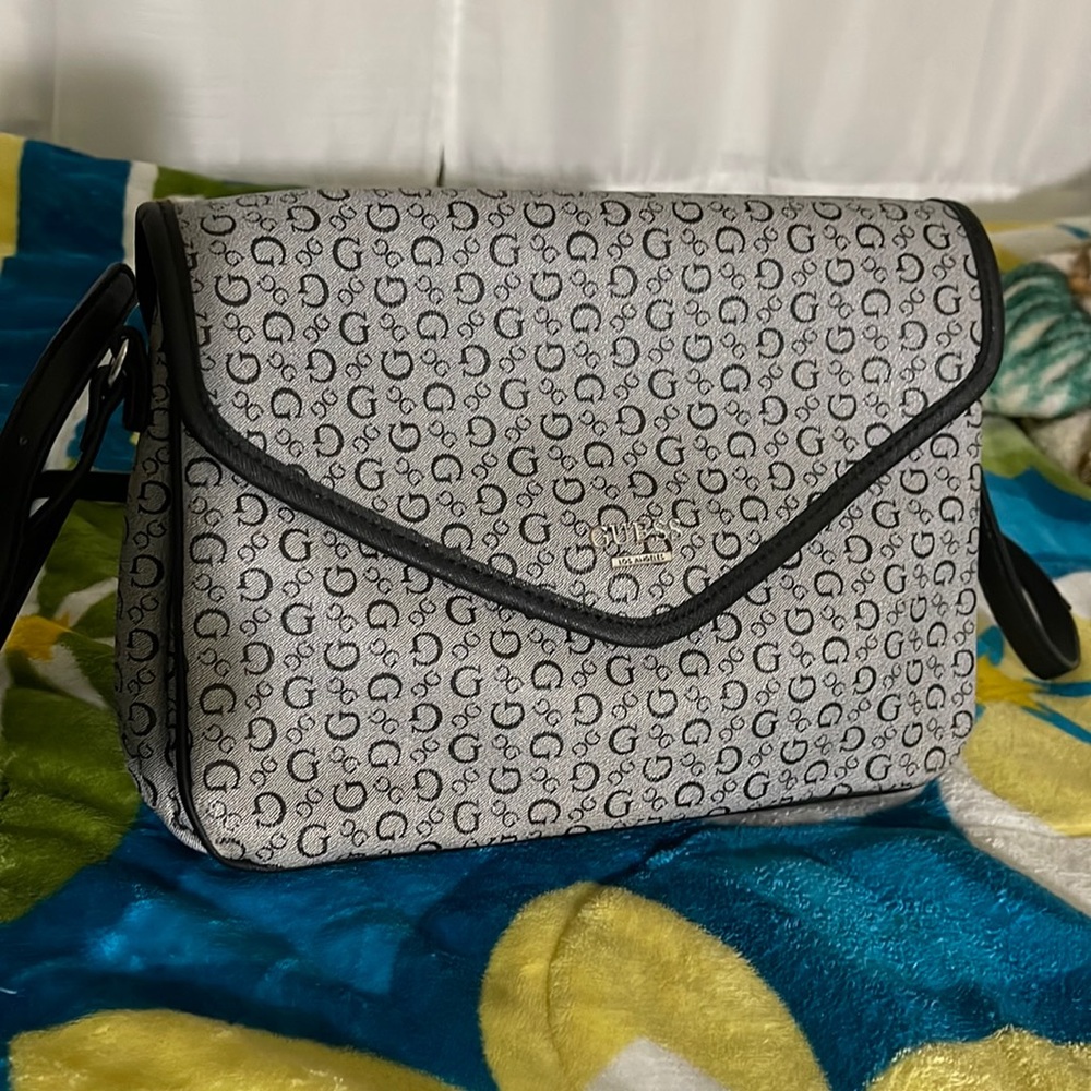Trendy, cute GUESS brand crossbody bag and in good condition.